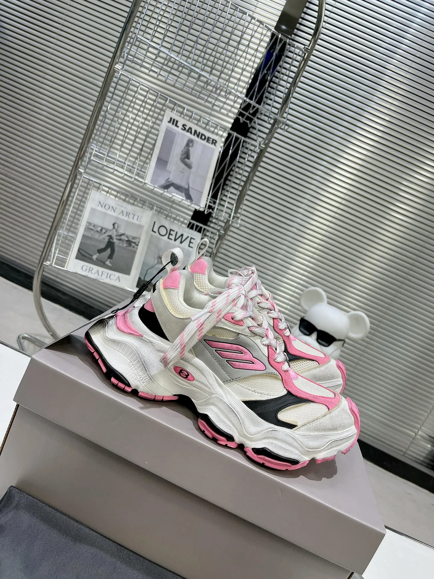 👟👟Ex-factory price 900👟👟 Balenciaga SUMMER 24 Cargo Sneaker Global Limited Edition (JDL) top version super hot! The ultimate secret of 6XL. With the release of Balenciaga's summer 24 series, the 6XL sneakers worn by Liu Haoran on the show once again became a fashion talking point. As soon as the show ended, many bloggers posted reviews of these shoes and comparisons with the 3XL. Looking closely at the whole shoe, there is a larger variant of the "B" logo and a smaller bright yellow as embellishment. The upper material is still normal leather + mesh. All pairs of original materials. Number of yards: 35-45 yards.